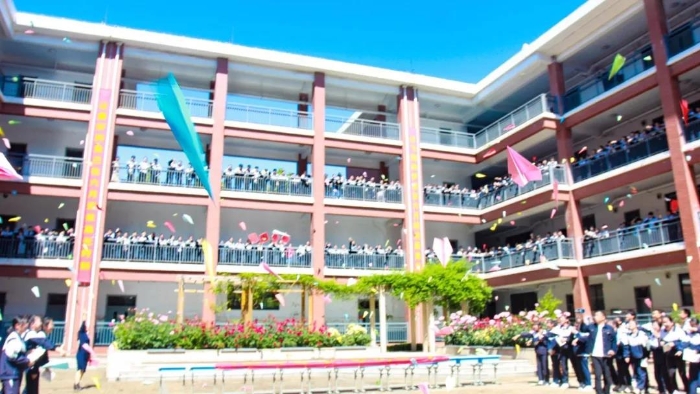 淄博高新区实验中学举行初四年级"放飞梦想,逐梦远航"誓师大会